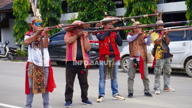 
					Pj. Bupati Barito Utara Indra Gunawan Ikut Manyipet di Festival Budaya Iya Mulik Bengkang Turan 2025