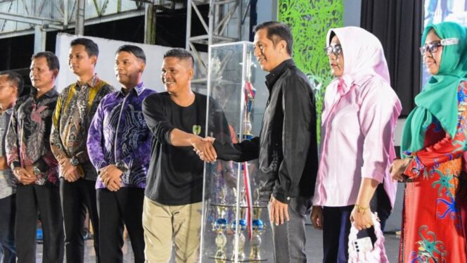 
					Sekda Barito Utara Tutup Festival Budaya Iya Mulik Bengkang Turan 2025, Kecamatan Teweh Baru Raih Juara Umum