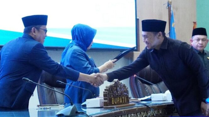 
					Pemkab Barito Utara Terima Pandangan Umum Fraksi DPRD Terkait Pidato Pengantar Bupati Mengenai Raperda Perubahan APBD 2025