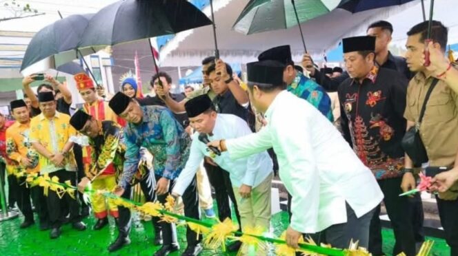 
					Pemkab Barito Utara Dampingi Gubernur Kalteng Buka Pasar Rakyat dan MTQH Expo 2025 di Halaman Kantor Bupati