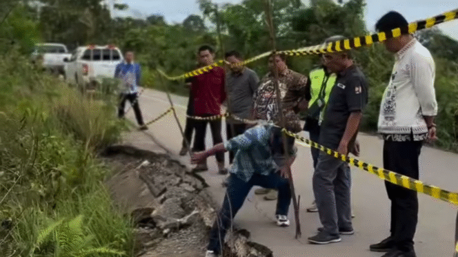 
					Dinas PUPR Barito Utara Tinjau Penanganan Longsor KM 34 Arah Benangin