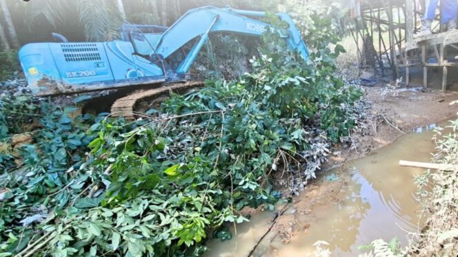 
					Dinas PUPR Barito Utara Lakukan Normalisasi Sungai Batu Malaku untuk Cegah Banjir Menjelang Musim Hujan