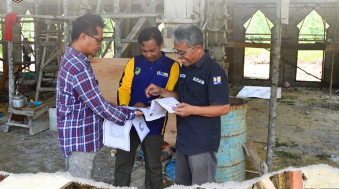 
					Kepala Dinas PUPR Barito Utara Tinjau progres Pembangunan Masjid Al Muhajirin di Desa Jamut