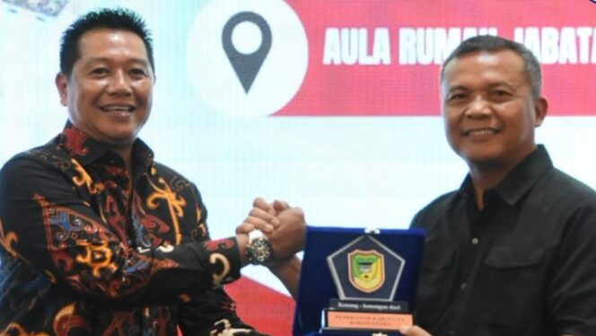 
					Pemkab Barito Utara menggelar malam ramah tamah bersama Kasdam XXII/Tanjungpura di Rumah Jabatan Bupati Barito Utara, sebagai wujud sinergi dan silaturahmi antara pemerintah daerah dan TNI