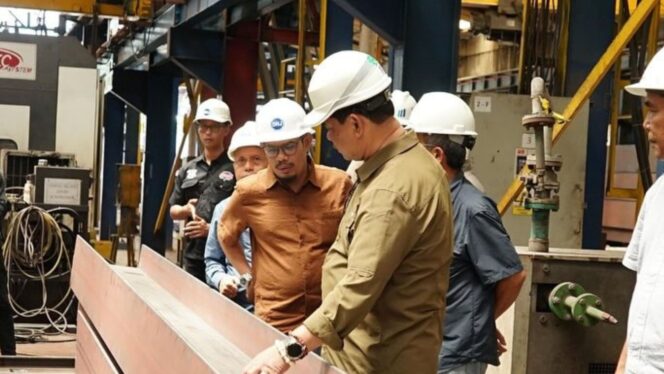 
					Bupati Barito Utara melakukan kunjungan ke pabrik baja untuk memastikan kesiapan dan standar kualitas material  yang akan digunakan dalam proyek-proyek infrastruktur vital