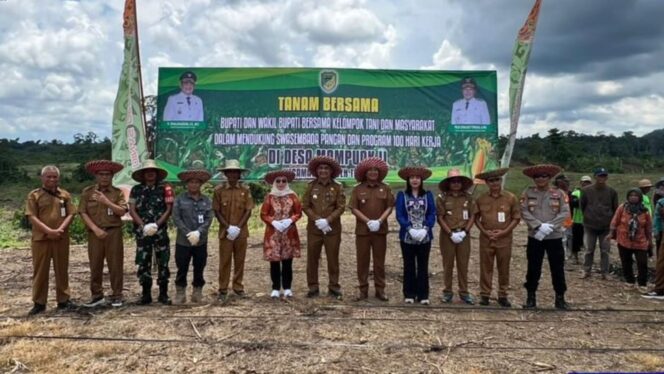 
					Bupati dan Wakil Bupati Barito Utara Tanam Bersama Jagung Hibrida di Desa Mampuak, Perkuat sektor pertanian dan ketahanan pangan di Barito Utara