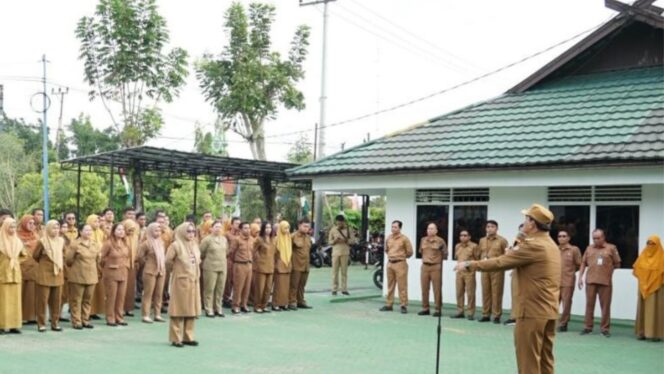 
					Bupati Barito Utara Tekankan Disiplin dan etos pelayanan aparatur pemerintah kepada masyarakat Saat Pimpin Apel di Disbudparpora