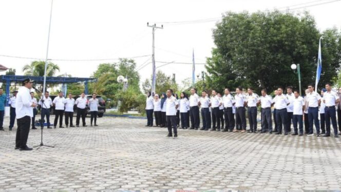 
					Bupati Shalahuddin Sidak Apel Pagi di Dinas Perhubungan Kabupaten Barito Utara tekankan disiplin serta performa aparatur sipil negara (ASN) dalam melayani publik