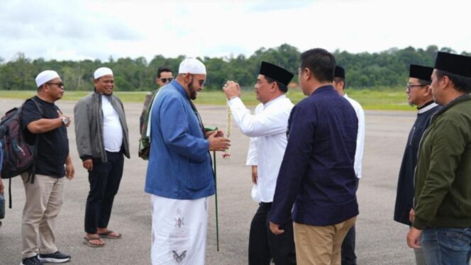 
					Bupati Barito Utara Sambut Habib Syech di Bandara HMS Jelang Barito Utara Bershalawat 2025