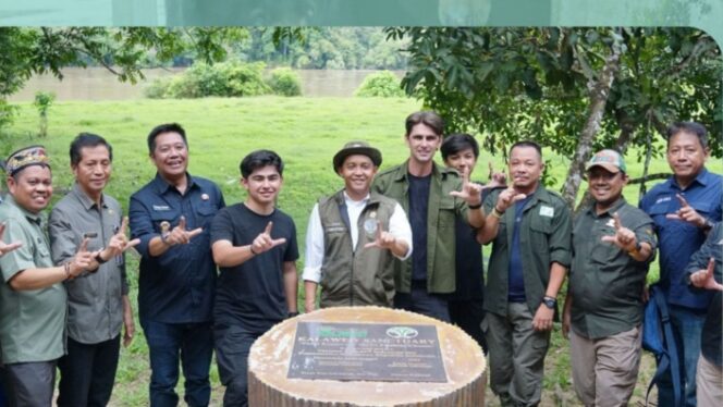 
					Wakil Bupati Barito Utara Felix Sonadie dampingi Menteri Kehutanan RI tinjau pusat suaka Owa Kalaweit di Barito Utara