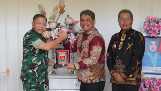 
					Bupati Barito Utara dampingi Panglima Kodam tinjau program nasional Koperasi Merah Putih di Desa Trahean