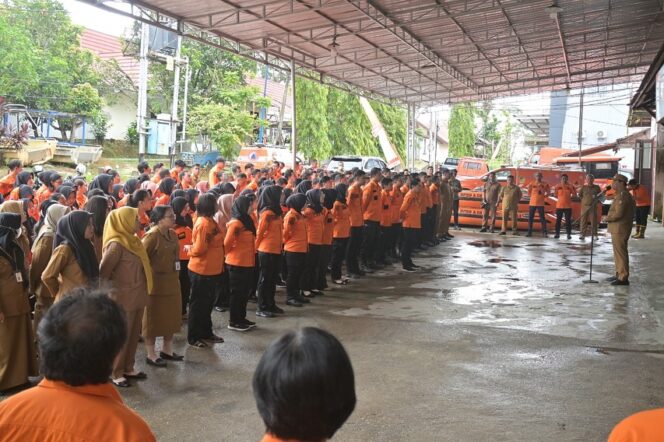 
					Bupati Barito Utara, H. Shalahuddin Pimimpin apel pagi lingkup Badan Penanggulangan Bencana Daerah (BPBD) Tekankan Kesiapsiagaan BPBD Hadapi Bulan Rawan Bencana Akhir Tahun