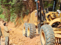 Kepala Dinas Pekerjaan Umum dan Penataan Ruang (PUPR) Kabupaten Barito Utara meninjau penanganan awal ruas jalan Simpang Thamrin – Datan – Simpang Benangin di Muara Teweh, Selasa (27/1/2026). (DisPUPR Barito Utara, 2026)