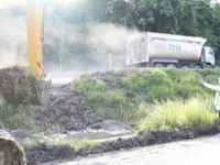 Kadis PUPR Barito Utara, M. Iman Topik, bersama jajaran terkait meninjau langsung penanganan genangan air di ruas jalan kabupaten KM 34 arah Benangin, Muara Teweh, Rabu (14/1/2026). (Sumber: DPUPR Barito Utara)