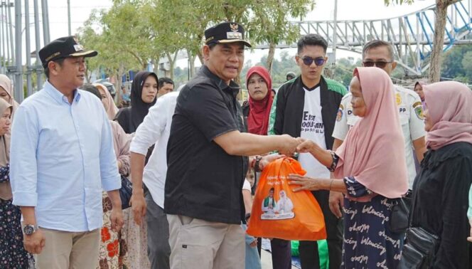 
					Bupati Barito Utara H. Shalahuddin, S.T., M.T. didampingi Wakil Bupati Felix Sonadie Y. Tingan, A.Md menyerahkan paket sembako gratis kepada masyarakat pada kegiatan operasi pasar murah yang digelar Pemerintah Kabupaten Barito Utara di Muara Teweh, Sabtu (14/3/2026).