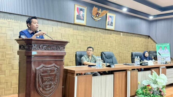 
					Wakil Bupati Barito Utara Felix Sonadie Y. Tingan menyampaikan sambutan saat menghadiri Rapat Anggota Tahunan (RAT) Tahun Buku 2025 Koperasi Kelurahan Merah Putih Lanjas di Aula Sekretariat Daerah Kabupaten Barito Utara, Kamis (29/1/2026)