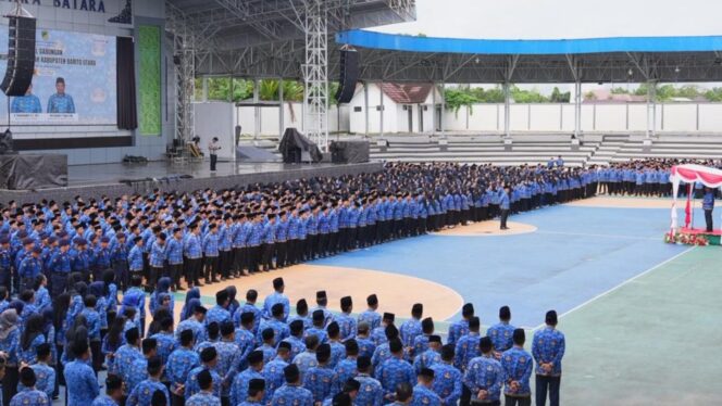 
					Ratusan Aparatur Sipil Negara (ASN) Kabupaten Barito Utara mengikuti apel gabungan awal tahun yang dipimpin Bupati Barito Utara H. Shalahuddin di Arena Tiara Batara, Muara Teweh, Jumat, 2 Januari 2026.
