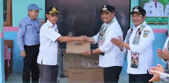 
					Kepala Dinas PUPR Kabupaten Barito Utara, Muhammad Iman Topik, S.IP., M.Si., memberikan penjelasan saat mendampingi Anggota DPRD Kabupaten Barito Utara dalam sidak peninjauan penanganan ruas jalan KM 34-Simpang Benangin, 7 Januari 2026.