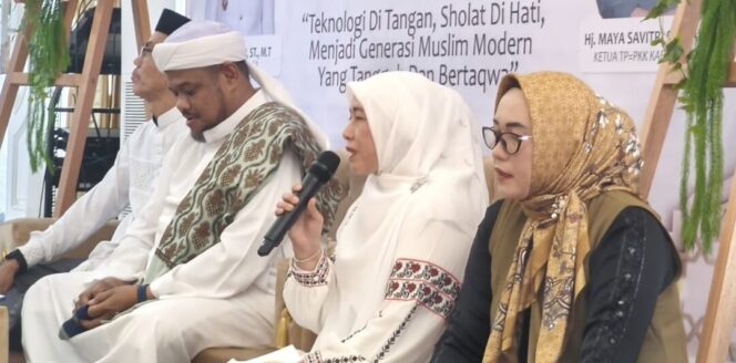 
					Ketua TP PKK Kabupaten Barito Utara, Hj. Maya Savitri Shalahuddin, menyampaikan sambutan pada Peringatan Isra Mi’raj Nabi Muhammad SAW 1447 Hijriah/2026 Masehi di Aula Rumah Jabatan Bupati Barito Utara, Muara Teweh, Jumat (16/1/2026).