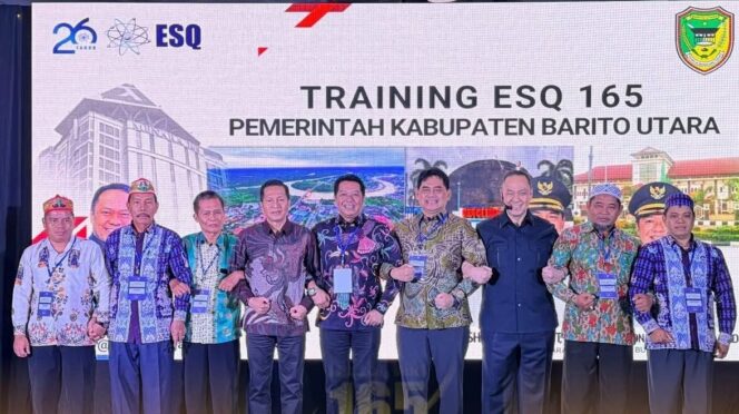 
					Bupati Barito Utara H. Shalahuddin, Wakil Bupati Felix Sonadie Y. Tingan, dan Sekretaris Daerah Drs. Muhlis berfoto bersama jajaran pejabat serta peserta usai mengikuti Training ESQ Leadership Batch 2 Pemerintah Kabupaten Barito Utara di Menara 165, Jakarta, Senin (26/1/2026).