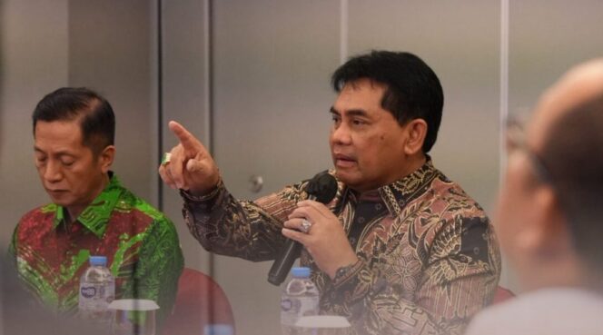 
					Bupati Barito Utara H. Shalahuddin, S.T., M.T., saat memimpin rapat percepat Finalisasi Desain Tiga Jembatan Strategis di Jakarta, Kamis (22/1/2026)