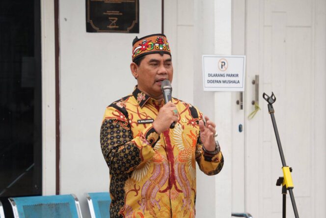 
					Bupati Barito Utara H. Shalahuddin, S.T., M.T. menyampaikan arahan saat apel pagi bersama jajaran Dinas Perumahan Rakyat, Kawasan Permukiman dan Pertanahan (Perkimtan) Kabupaten Barito Utara di Muara Teweh, Kamis (12/2/2026)