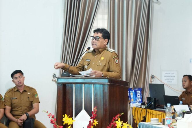 
					Bupati Barito Utara H. Shalahuddin, S.T., M.T. menyampaikan sambutan saat Musyawarah Perencanaan Pembangunan (Musrenbang) RKPD Tahun 2027 Kecamatan Teweh Selatan di Aula Kecamatan Teweh Selatan, Senin (9/2/2026).