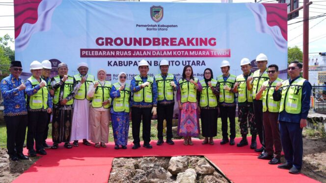 
					Bupati Barito Utara H. Shalahuddin, S.T., M.T. bersama jajaran pemerintah daerah menghadiri kegiatan groundbreaking pelebaran ruas jalan dalam Kota Muara Teweh di halaman Rumah Jabatan Bupati Barito Utara, Rabu (18/2/2026)