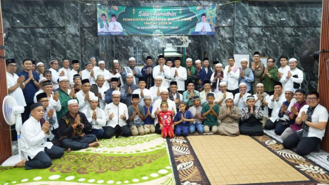 
					Bupati Barito Utara H. Shalahuddin, S.T., M.T. didampingi Wakil Bupati Felix Sonadie Y. Tingan, A.Md, Sekretaris Daerah Drs. Muhlis, M.A.P., unsur Forkopimda, tokoh agama, dan masyarakat, foto bersama usai Safari Ramadan 1447 H/2026 M di Masjid Ulul Albab, Desa Benangin, Kecamatan Teweh Timur, Kamis (26/2/2026).