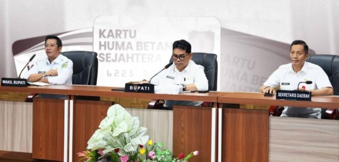 
					Bupati Barito Utara H. Shalahuddin, S.T., M.T. didampingi Wakil Bupati Felix Sonadie Y. Tingan, A.Md dan Sekretaris Daerah Drs. Muhlis, M.A.P mengikuti rapat besar sosialisasi implementasi Program Kartu Huma Betang Sejahtera di Aula Setda Lantai I, Muara Teweh, Rabu (25/2/2026).