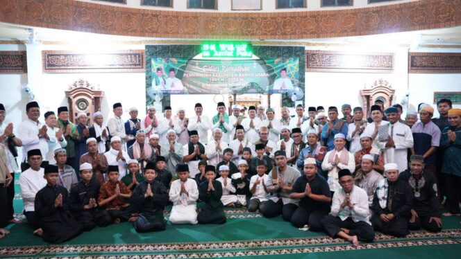 
					Bupati Barito Utara H. Shalahuddin, S.T., M.T. didampingi Wakil Bupati Felix Sonadie Y. Tingan, A.Md, unsur Forkopimda, tokoh agama, dan masyarakat, foto bersama usai Safari Ramadan 1447 H/2026 M di Masjid Akhmad Bakrie, Desa Sikui, Kecamatan Teweh Baru, Senin (9/3/2026).