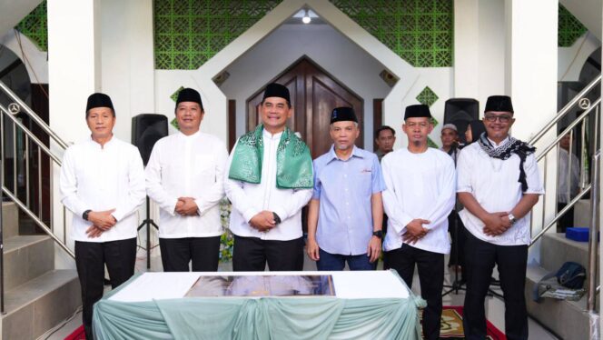 
					Bupati Barito Utara H. Shalahuddin, S.T., M.T. usai menandatangani prasasti peresmian Masjid Nurul Iman disaksikan Wakil Bupati, tokoh masyarakat, dan pihak terkait pada kegiatan Safari Ramadan di Desa Lemo I, Kecamatan Teweh Tengah, Selasa (10/3/2026).