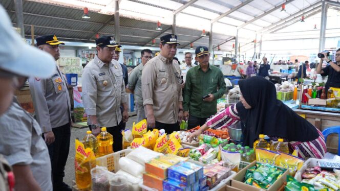 
					Bupati Barito Utara H. Shalahuddin bersama Wakil Bupati Felix Sonadie Y. Tingan dan jajaran meninjau harga serta ketersediaan bahan pokok di Pasar yang ada di Muara Teweh, Jumat (13/3/2026)