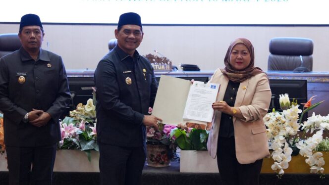 
					Bupati Barito Utara H. Shalahuddin, S.T., M.T. didampingi Wakil Bupati Felix Sonadie Y. Tingan, A.Md menyerahkan dokumen pidato tanggapan terhadap fraksi DPRD terkait Raperda RPJMD kepada Wakil Ketua II DPRD Barito Utara di gedung DPRD setempat, Muara Teweh, Selasa (10/3/2026)