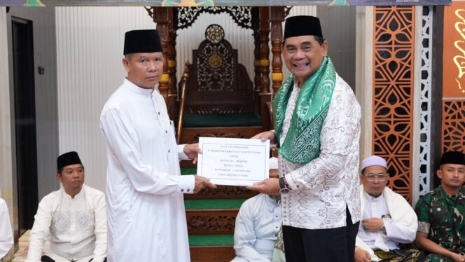 
					Bupati Barito Utara H. Shalahuddin, S.T., M.T. menyerahkan hibah secara simbolis sebesar Rp1 miliar kepada pengurus Masjid Al Arafah pada kegiatan Safari Ramadan 1447 H/2026 M di Masjid Al Arafah, Kelurahan Lanjas, Kecamatan Teweh Tengah, Muara Teweh, Kamis (12/3/2026).