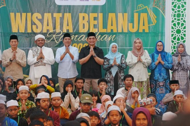 
					Bupati Barito Utara H. Shalahuddin bersama istri, Wakil Bupati dan istri, Sekda, serta anak-anak yatim piatu pada acara pembukaan Wisata Belanja Ramadan 2026 di Masjid Raya Shiratal Mustaqim, Muara Teweh, Jumat (14 Maret 2026)