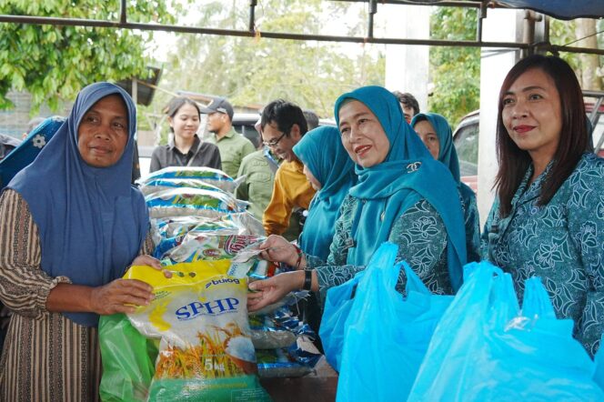 
					Ketua Tim Penggerak PKK Kabupaten Barito Utara, Hj. Maya Savitri Shalahuddin didampingi Ketua Gabungan Organisasi Wanita (GOW) Barito Utara, Mira Apriyantinada Felix Y. Tingan, menyerahkan paket sembako kepada masyarakat pada kegiatan peringatan Hari Kesatuan Gerak PKK ke-54 di Desa Batu Raya I, Kecamatan Gunung Timang, Rabu (11/3/2026).