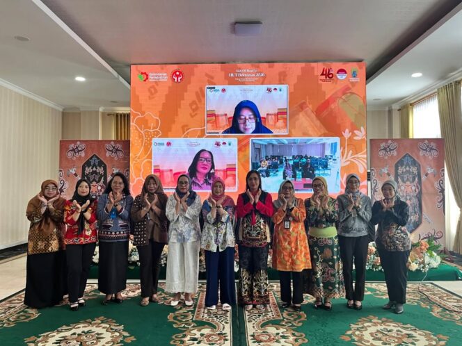 
					Ketua Dekranasda Barito Utara, Hj. Maya Savitri Shalahuddin, bersama Ketua GOW Barito Utara, Mira Apriyantinada Felix Y. Tingan, Ketua DWP Barito Utara, Marsiana Muhlis, dan Sekretaris TP PKK Barito Utara, Hj. Zamiatul Rosidah, foto bersama usai mengikuti kegiatan Kick Off Road to HUT Dekranas ke-46 Tahun 2026 secara virtual di Rumah Jabatan Bupati Barito Utara, Muara Teweh, Kamis (12/3/2026).