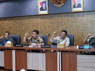 Bupati Barito Utara H. Shalahuddin didampingi Wakil Bupati, Sekretaris Daerah, dan Dandim 1013/Mtw, memimpin rapat percepatan operasional Koperasi Desa/Kelurahan Merah Putih di Aula Setda Lantai I, Muara Teweh, pada Jumat (13/3/2026)