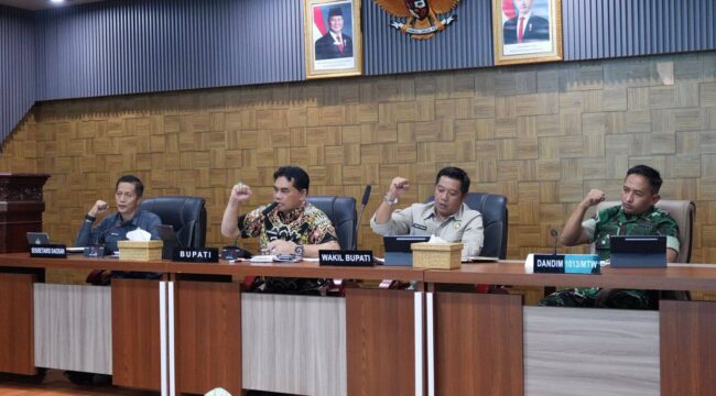 Bupati Barito Utara H. Shalahuddin didampingi Wakil Bupati, Sekretaris Daerah, dan Dandim 1013/Mtw, memimpin rapat percepatan operasional Koperasi Desa/Kelurahan Merah Putih di Aula Setda Lantai I, Muara Teweh, pada Jumat (13/3/2026)