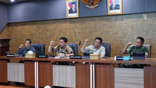 
					Bupati Barito Utara H. Shalahuddin didampingi Wakil Bupati, Sekretaris Daerah, dan Dandim 1013/Mtw, memimpin rapat percepatan operasional Koperasi Desa/Kelurahan Merah Putih di Aula Setda Lantai I, Muara Teweh, pada Jumat (13/3/2026)