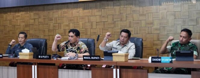 
					Bupati Barito Utara H. Shalahuddin, S.T., M.T. didampingi Wakil Bupati Felix Sonadie Y. Tingan, A.Md, Sekretaris Daerah Drs. Muhlis, M.A.P dan Dandim 1013/Muara Teweh Letkol Inf. Nurwahid memimpin rapat percepatan operasional Koperasi Desa/Kelurahan Merah Putih di Muara Teweh, Jumat (13/3/2026).