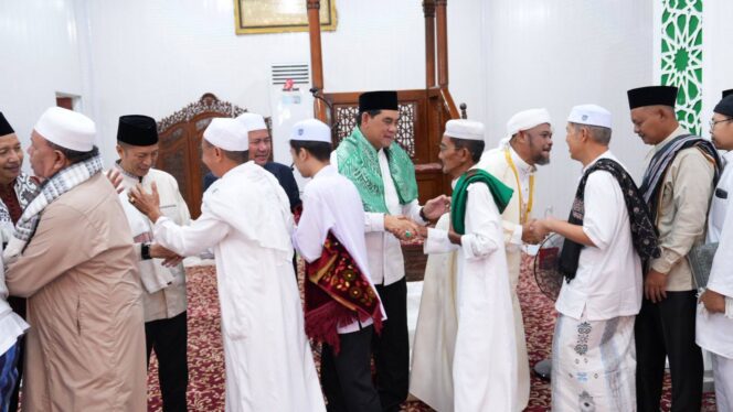 
					Bupati Barito Utara, H. Shalahuddin, didampingi Sekretaris Daerah Drs. Muhlis, bersalaman dengan masyarakat usai melaksanakan Sholat Idul Fitri 1447 Hijriah di Masjid Raya Shiratal Mustaqim, Muara Teweh, pada Sabtu, 21 Maret 2026.