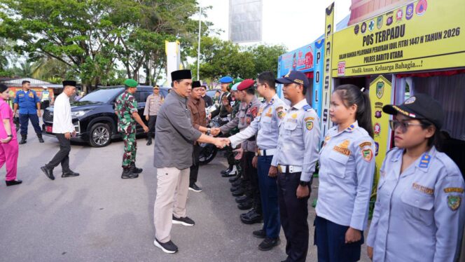
					Bupati Barito Utara bersama Wakil Bupati berjabat tangan dengan petugas gabungan saat melakukan peninjauan Pos Terpadu Operasi Ketupat Telabang 2026 di Muara Teweh, Kamis (19/03/2026)