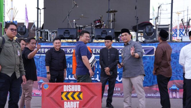 
					Bupati Barito Utara H Shalahuddin bersama Wakil Bupati Felix Sonadie Y Tingan, Sekda Muhlis dan unsur FKPD serta asisten sekda dan kepala OPD melakukan peninjauan panggung utama untuk kegiatan pawai takbir akbar, di Bundaran Air Mancur, Kamis (19/3/2026)