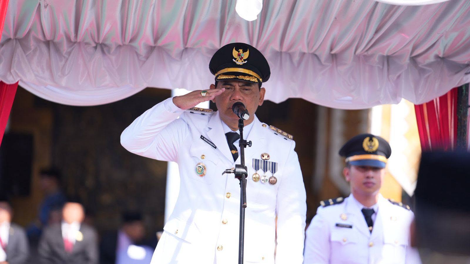 Bupati Barito Utara memimpin apel gabungan Hari Otonomi Daerah ke-30