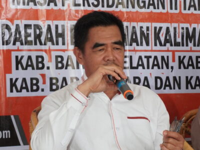 Anggota DPRD Provinsi Kalimantan Tengah, Sirajul Rahman, S.Hut., M.I.Kom, memberikan penjelasan saat reses perorangan bertema kewirausahaan berbasis kerakyatan di Kota Muara Teweh, Kabupaten Barito Utara, Selasa (14/4/2026).