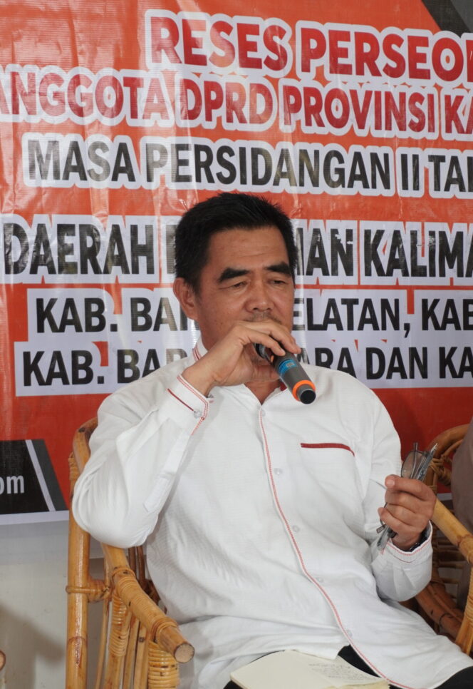 
					Anggota DPRD Provinsi Kalimantan Tengah, Sirajul Rahman, S.Hut., M.I.Kom, memberikan penjelasan saat reses perorangan bertema kewirausahaan berbasis kerakyatan di Kota Muara Teweh, Kabupaten Barito Utara, Selasa (14/4/2026).