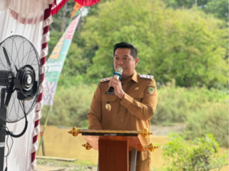 Wakil Bupati Barito Utara, Felix Sonadie Y. Tingan, sedang menyampaikan sambutan pada acara ground breaking Jembatan Garuda Kodam XXII/Tambun Bungai di Muara Teweh, yang menandai dimulainya pembangunan jembatan perintis untuk meningkatkan akses transportasi di wilayah tersebut.