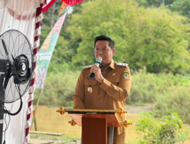 Wakil Bupati Barito Utara, Felix Sonadie Y. Tingan, sedang menyampaikan sambutan pada acara ground breaking Jembatan Garuda Kodam XXII/Tambun Bungai di Muara Teweh, yang menandai dimulainya pembangunan jembatan perintis untuk meningkatkan akses transportasi di wilayah tersebut.